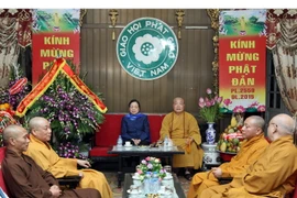 Trưởng Ban Dân vận TW Hà Thị Khiết chúc mừng Đại lễ Phật đản Phật lịch 2559 tại Trung ương Giáo hội Phật giáo Việt Nam. (Ảnh: Nguyễn Dân/TTXVN)