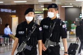 Nhân viên an ninh sân bay đeo khẩu trang phòng tránh MERS tại sân bay quốc tế Gimpo ở thủ đô Seoul ngày 19/6. (Nguồn: Kyodo/TTXVN)