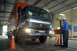 Kiểm tra hệ thống chiếu sáng ôtô tại Trung tâm đăng kiểm cơ giới Đà Nẵng. (Ảnh: Hoàng Hùng/TTXVN)