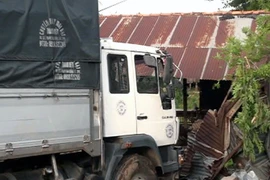 Hiện trường một vụ xe tải lao vào nhà dân. Ảnh minh họa. (Nguồn: TTXVN)