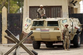 Binh sỹ Ai Cập gác tại khu vực cửa khẩu giữa Ai Cập và Dải Gaza ngày 26/5. (Nguồn: AFP/TTXVN)