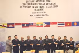 Thứ trưởng Bộ Công an Tô Lâm (thứ 4 từ phải sang) cùng các Bộ trưởng ASEAN và Tổng thư ký ASEAN tại Hội nghị. (Ảnh: Kim Dung/Chí Giáp)