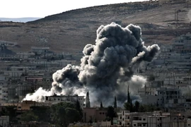 Khói bốc lên sau cuộc oanh tạc của liên quân gần thị trấn Kobane, Syria ngày 15/10/2014. (Nguồn: AFP/TTXVN)