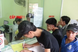 Cấp phát thuốc methadone điều trị cho bệnh nhân nghiện ma túy. (Ảnh: Thanh Thương/TTXVN)