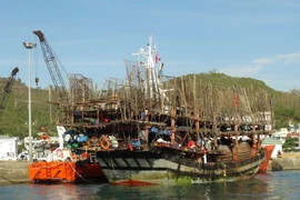 Lai dắt tàu cá QNa 90956-TS cập cảng Nha Trang. (Ảnh: Nguyên Lý/TTXVN)