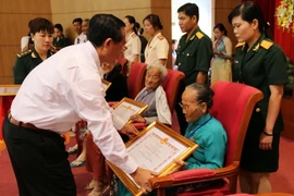 Ông Trần Minh Thống, Bí thư Tỉnh ủy Kiên Giang trao danh hiệu cao quý cho các Mẹ Việt Nam Anh hùng vừa được Nhà nước phong tặng. (Ảnh: Lê Huy Hải/TTXVN)