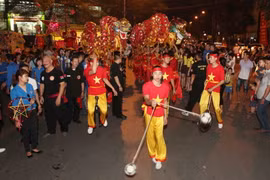 Rước đèn Trung Thu trên phố Hà Nội. (Ảnh: Thanh Tùng/TTXVN)