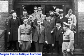 Bức ảnh chụp Vua Edward III giơ tay chào theo kiểu Đức Quốc xã năm 1937. (Nguồn: mirror.co.uk)