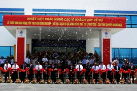 Cắt băng khởi công giai đoạn tiếp theo Khu công nghiệp VSIP. (Ảnh: Sỹ Thắng/TTXVN)