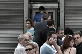Người dân Hy Lạp xếp hàng chờ rút tiền tại máy rút tiền tự động ở Athens ngày 27/6. (Nguồn: AFP/TTXVN)