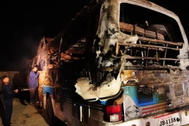 Xe bồn chở dầu đâm xe buýt ở Pakistan làm 57 người chết thảm