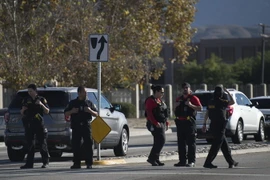 Cảnh sát Mỹ tại hiện trường vụ xả súng ở San Bernardino ngày 2/12. (Nguồn: TH/TTXVN)