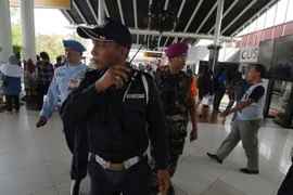  Binh sỹ và nhân viên an ninh sân bay Indonesia tuần tra tại sân bay quốc tế ở Cengkareng. (Nguồn: AFP/TTXVN)