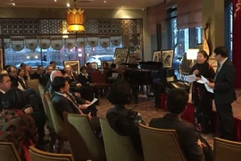 Nữ họa sỹ triển lãm tranh tại Đức để giúp trẻ em nghèo Việt Nam