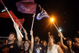 Người dân Hy Lạp ăn mừng tại thủ đô Athens sau khi kết quả trưng cầu dân ý. (Nguồn: THX/TTXVN)