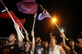 Người dân Hy Lạp ăn mừng tại thủ đô Athens sau khi kết quả trưng cầu dân ý. (Nguồn: THX/TTXVN)