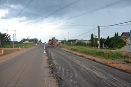 Sửa chữa, làm mới đoạn đường có lớp mặt không đảm bảo chất lượng trên Quốc lộ 14. (Ảnh: Hưng Thịnh/TTXVN)