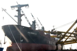 Quảng Ninh đón những chuyến tàu vào bốc dỡ hàng đầu Năm mới