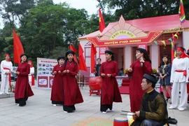 Tiết mục biểu diễn hát Xoan của huyện Phù Ninh. (Ảnh: Quý Trung/TTXVN)