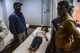 Một em bé Syria bị thương trong vụ tàn sát của phiến quân IS ở thị trấn Kobane, tại Suruc, tỉnh Sanliurfa ngày 26/6. (Nguồn: AFP/TTXVN)