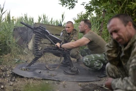 Binh sỹ Ukraine sử dụng súng phóng lựu tự động trong cuộc xung đột với lực lượng l​y khai ở gần Avdeevka, vùng Donetsk. (Nguồn: AFP/TTXVN)