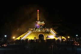 Thành cổ Quảng Trị lung linh trong đêm tri ân các anh hùng liệt sỹ. (Ảnh: Hồ Cầu/TTXVN)