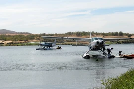 Thủy phi cơ đưa du khách từ TP. Hồ Chí Minh tới Bình Thuận đáp xuống hồ Bàu Trắng. (Ảnh: Nguyễn Thanh/TTXVN)