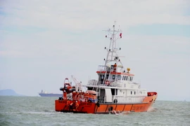 Tàu SAR 413 đưa thi thể nghi là thuyền viên tàu Hoàng Phúc 18 về đất liền. (Ảnh: Đoàn Mạnh Dương/TTXVN)