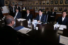 Thủ tướng Hàn Quốc Choi Kyung-hwan (thứ ba, trái) chủ trì cuộc họp của các Bộ trưởng Chính phủ tại Seoul ngày 2/6. (Nguồn: Yonhap/TTXVN)