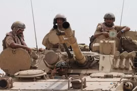 Lực lượng ủng hộ chính phủ Yemen trong chiến dịch quân sự chống phiến quân Houthi ở Aden. (Nguồn: AFP/TTXVN)