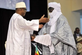 Tổng thống Mali Keita (trái) và Đại diện CMA Maiga (phải) tại lễ ký thỏa thuận hòa bình ở Bamako ngày 20/6. (Nguồn: AFP/TTXVN)