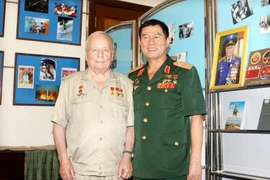 Trung tướng Phạm Tuân và Thiếu tướng Vichtor Gorbatco​. (Ảnh: Thái Bình/TTXVN)