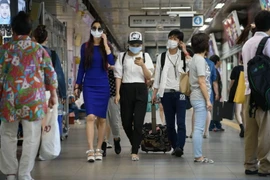 Người dân Hàn Quốc đeo khẩu trang trang đề phòng sự lây lan của dịch bệnh MERS. (Nguồn: AFP/TTXVN)