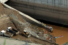 Hầm dẫn dòng được đóng nước để tích nước hồ chứa Thủy điện Lai Châu. (Ảnh: Ngọc Hà/TTXVN)