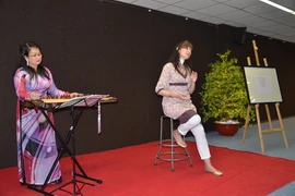 Nghệ sỹ Isabelle Genlis kể 'Truyện Kiều' tại Pháp. (Ảnh: Bích Hà/Vietnam+)