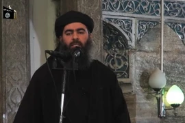 Thủ lĩnh IS Abu Bakr al-Baghdadi phát biểu trước các tín đồ Hồi giáo tại một đền thờ ở thành phố Mosul (Iraq) do IS kiểm soát ngày 5/7/2014. (Nguồn: AFP/TTXVN)