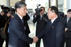 Thứ trưởng Bộ Thống nhất Hàn Quốc Hwang Boo-gi (trái) và lãnh đạo Ủy ban Thống nhất hòa bình Triều Tiên Jon Jong-Su (phải) trước cuộc hội đàm. (Nguồn: AFP/TTXVN)