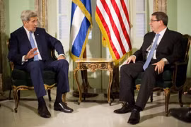 Ngoại trưởng Cuba Bruno Rodriguez (phải) hội đàm với Ngoại trưởng Mỹ John Kerry đang trong chuyến thăm La Habana ngày 14/8. (Nguồn: AFP/TTXVN)