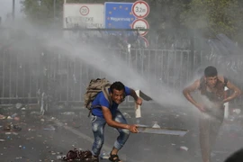 Cảnh sát Hungary sử dụng vòi rồng để ngăn người di cư quá khích tại Roszke, gần biên giới với Serbia ngày 16/9. (Nguồn: Reuter/TTXVN)