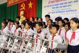 Những trẻ em có hoàn cảnh khó khăn được nhận xe đạp tại buổi lễ. (Ảnh: Dương Giang/TTXVN)