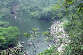 Du khách tham quan khu du lịch sinh thái Tràng An, Ninh Bình. (Ảnh: Văn Đạt/TTXVN)