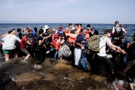 Người di cư tới bãi biển Eftalou trên đảo Lesbos của Hy Lạp sau khi vượt biển Aegean từ Thổ Nhĩ Kỳ ngày 21/9. (Nguồn: AFP/TTXVN)