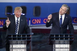 Ứng cử viên Donald Trump (trái) và Jeb Bush của đảng Cộng hòa tại cuộc tranh luận. (Nguồn: Reuters/TTXVN)