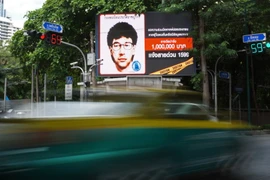 Bức phác họa nghi phạm vụ đánh bom đền Erawan cùng với số tiền treo thưởng của cảnh sát trên đường phố Bangkok ngày 22/8. (Nguồn: AFP/TTXVN)