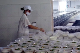 Chuẩn bị bữa ăn cho công nhân tại bếp ăn Công ty TNHH Youngor Smart Shirts Việt Nam tại Nam Định. (Ảnh: Văn Đạt/TTXVN)