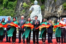 Lễ khánh thành tượng đài Anh hùng phi công vũ trụ Gherman Titov trên đảo Titov. (Ảnh: Nguyễn Hoàng/Vietnam+)