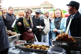 Gian hàng Việt Nam hút khách tham quan. (Ảnh: Ngọc Mai-Hồng Tâm/Vietnam+)