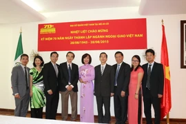 Đại sứ Lê Linh Lan (áo dài đứng giữa) và tập thể cán bộ nhân viên Đại sứ quán Việt Nam tại Mexico chụp ảnh lưu niệm sau buổi lễ. (Ảnh: Việt Hòa/Vietnam+)