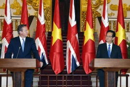 Thủ tướng Nguyễn Tấn Dũng và Thủ tướng Anh David Cameron tại trụ sở Chính phủ Việt Nam ngày 29/7. (Ảnh: Đức Tám/TTXVN)