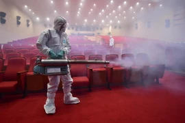  Nhân viên y tế Hàn Quốc phun thuốc khử trùng nhằm ngăn ngừa sự lây lan của MERS tại thủ đô Seoul ngày 12/6. (Nguồn: AFP/TTXVN)